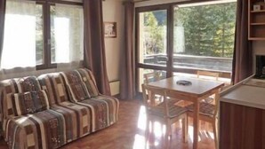 A cozy living area with a sofa and a dining table, large windows with curtains, and a view of greenery outside. - 50m from ski slopes, 3rd floor, balcony, 30m², Les Orres (Les Orres)