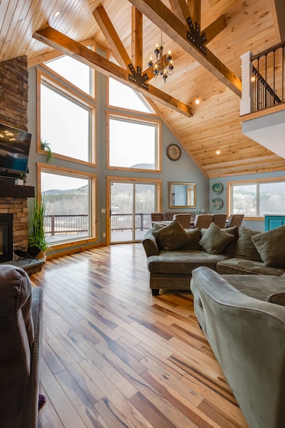 Hot tub year round, Pickleball, Sleeps 10, Seneca Wine Trail nearby