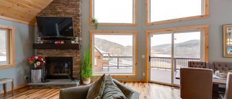 Smart TV, chimenea, futbolito y tenis de mesa