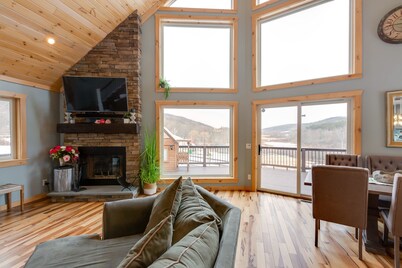Heated Pool, hot tub, Pickleball, Sleeps 10, Seneca Wine Trail nearby