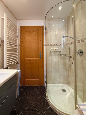 Bruser, hårtørrer, håndklæder