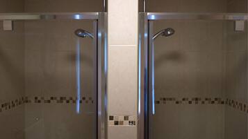 Family Room | Iron/ironing board, free WiFi