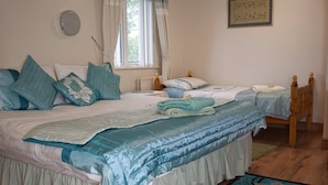 Triple Room | Iron/ironing board, WiFi (free) - The Mourne Lodge (Newry)