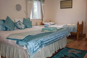 Triple Room | Iron/ironing board, free WiFi - The Mourne Lodge (Newry)