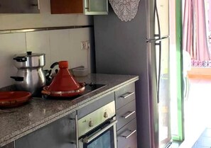 Kjøleskap, ovn, kokeplater og kjøkkenutstyr