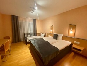 Doppia Deluxe | Biancheria da letto di alta qualità, una scrivania, postazione laptop