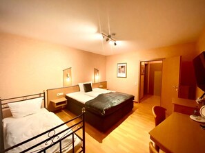 Doppia Deluxe | Biancheria da letto di alta qualità, una scrivania, postazione laptop