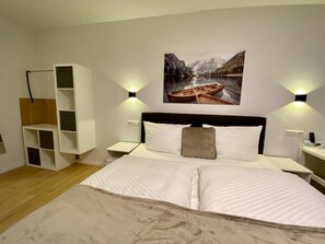Doppia Deluxe | Biancheria da letto di alta qualità, una scrivania, postazione laptop