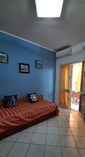 1 habitación, tabla de planchar con plancha, wifi gratis y ropa de cama 