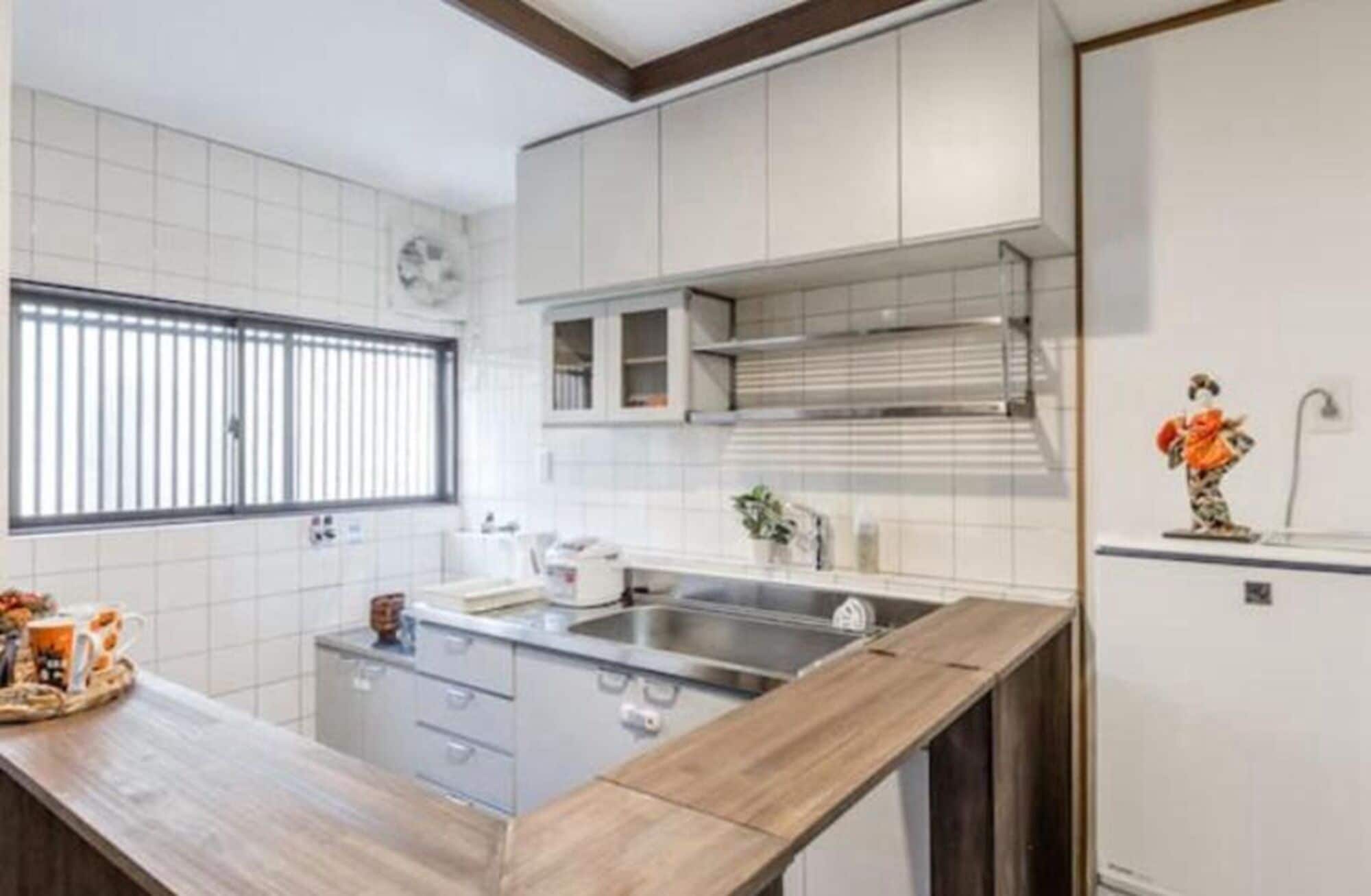 Fridge, microwave, stovetop, cookware/dishes/utensils