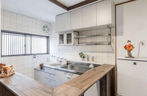 Fridge, microwave, stovetop, cookware/dishes/utensils - FUNHOUSEPRIVATE HOUSEWALKABLE TO JR / Kyoto Kyōto (Kyoto)