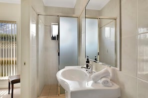 Baignoire, sèche-cheveux, serviettes fournies, shampoing