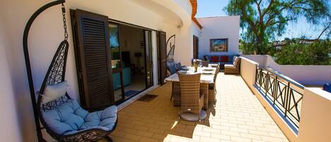 تناول الطعام بالخارج