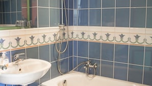 A bathroom with a white sink, a bathtub, and a shower. - Villa ZOE St Wendel (Sankt Wendel)