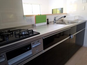 Refrigerador, microondas, parrilla de estufa y utensilios de cocina 