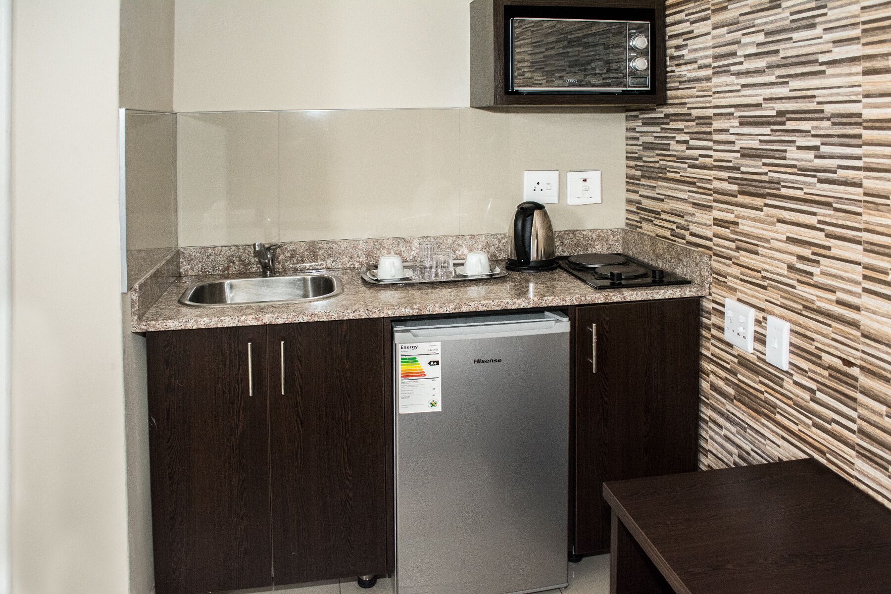 Deluxe Room, 1 Double Bed | Private kitchenette | Mini-fridge, microwave, stovetop, coffee/tea maker