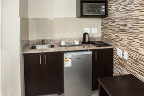 Deluxe Room, 1 Double Bed | Private kitchenette | Mini-fridge, microwave, stovetop, coffee/tea maker