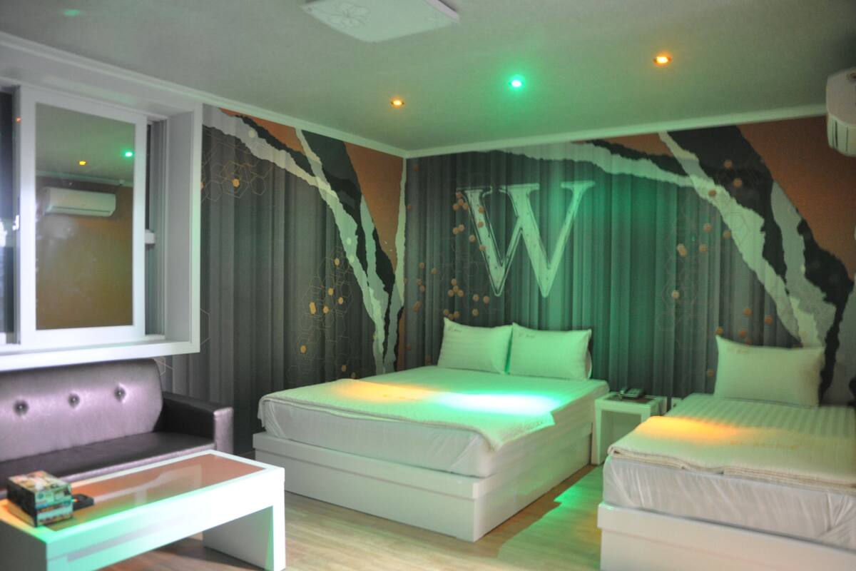 Twin Room - Extra person charge 10,000 KRW on site more than 2 people | 防音設備、アイロン / アイロン台、WiFi (無料)