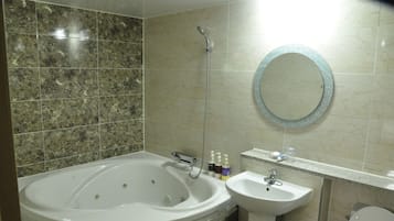 Deluxe Room - Extra person charge 10,000 KRW on site more than 2 people | Badezimmer