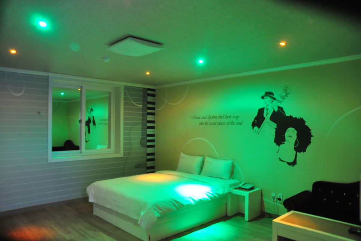 Deluxe Room - Extra person charge 10,000 KRW on site more than 2 people | Insonorizzazione, ferro/asse da stiro, Wi-Fi gratuito