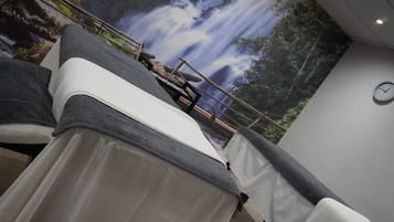 Behandelingskamers voor koppels, een sauna, hydrotherapie, aromatherapie