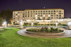 Voorkant accommodatie - avond/nacht