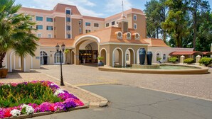 A hotel with a central courtyard, a fountain, and a variety of plants. - Riviera On Vaal Resort (Vereeniging)