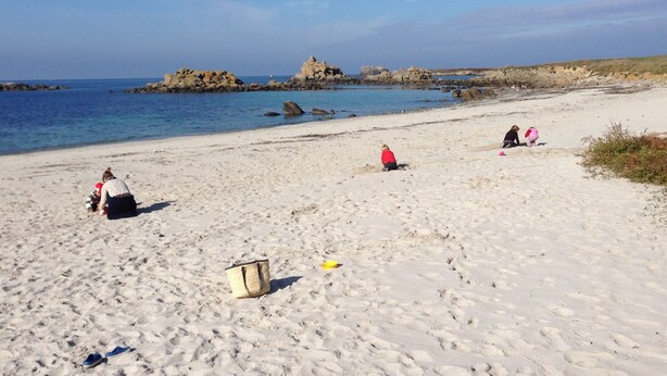 A sandy beach with rocky outcrops in the background and a clear sky. - Cottage Maison Drogou (Porspoder)