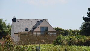 A single-story house with a sloped roof, a small window, and a door. - Cottage Maison Drogou (Porspoder)