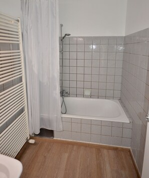Combined shower/bathtub, hair dryer, towels, soap - Bright apartment facing the dunes (Koksijde)