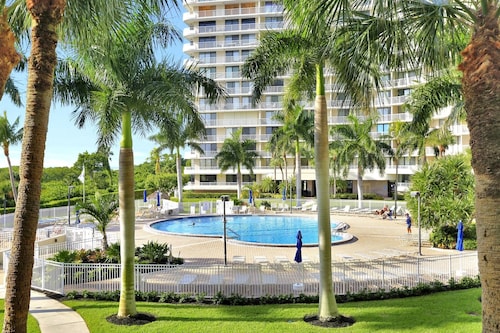 Beachside Bliss at South Seas! Beach Access, Pool View and Thoughtful Amenities.