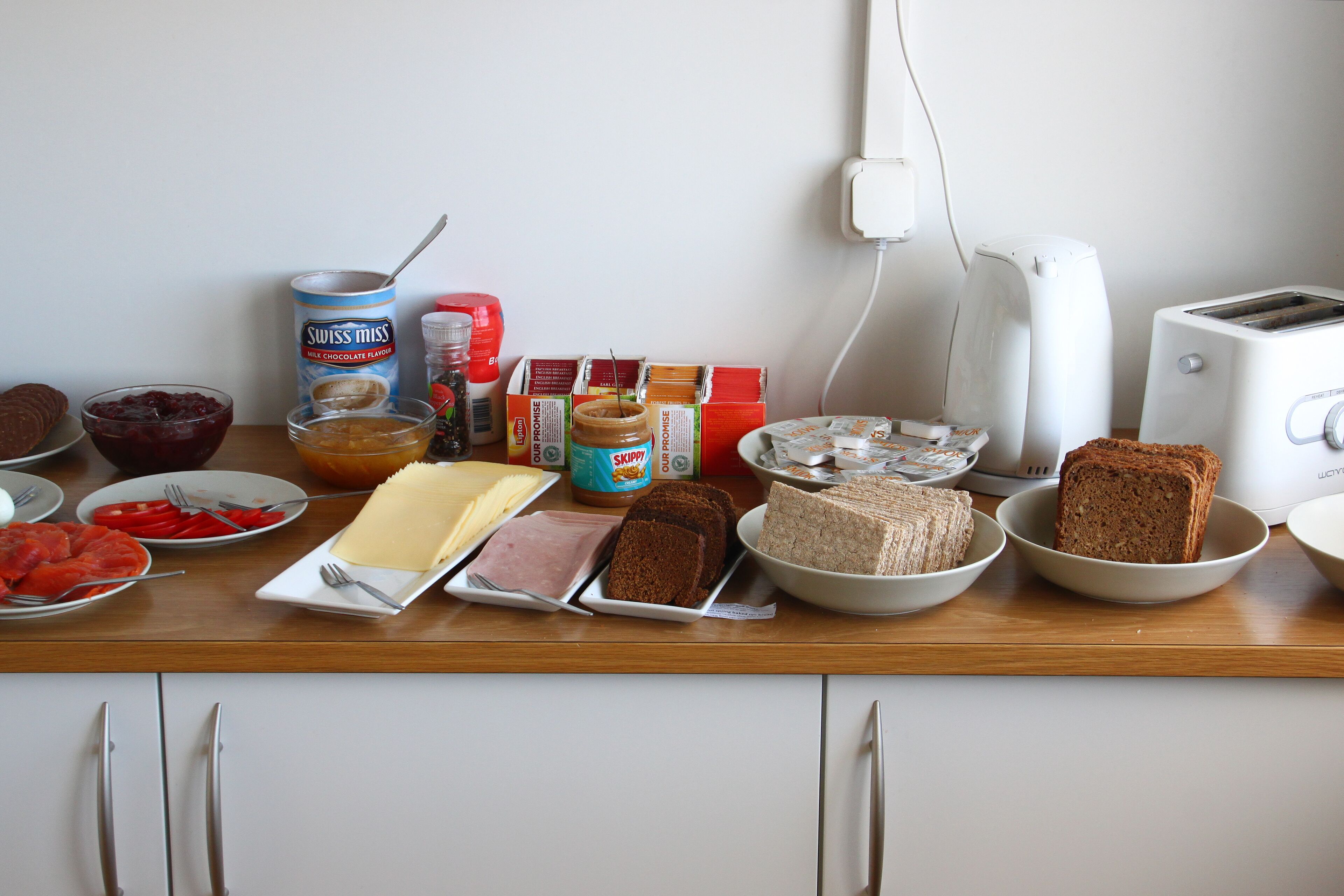 Una encimera de cocina con diferentes alimentos y electrodomésticos.