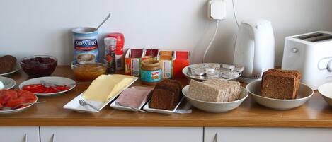 Una encimera de cocina con diferentes alimentos y electrodomésticos.