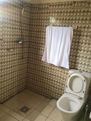 Shower, free toiletries, towels, soap - Rainbow Aparts (Kigali)