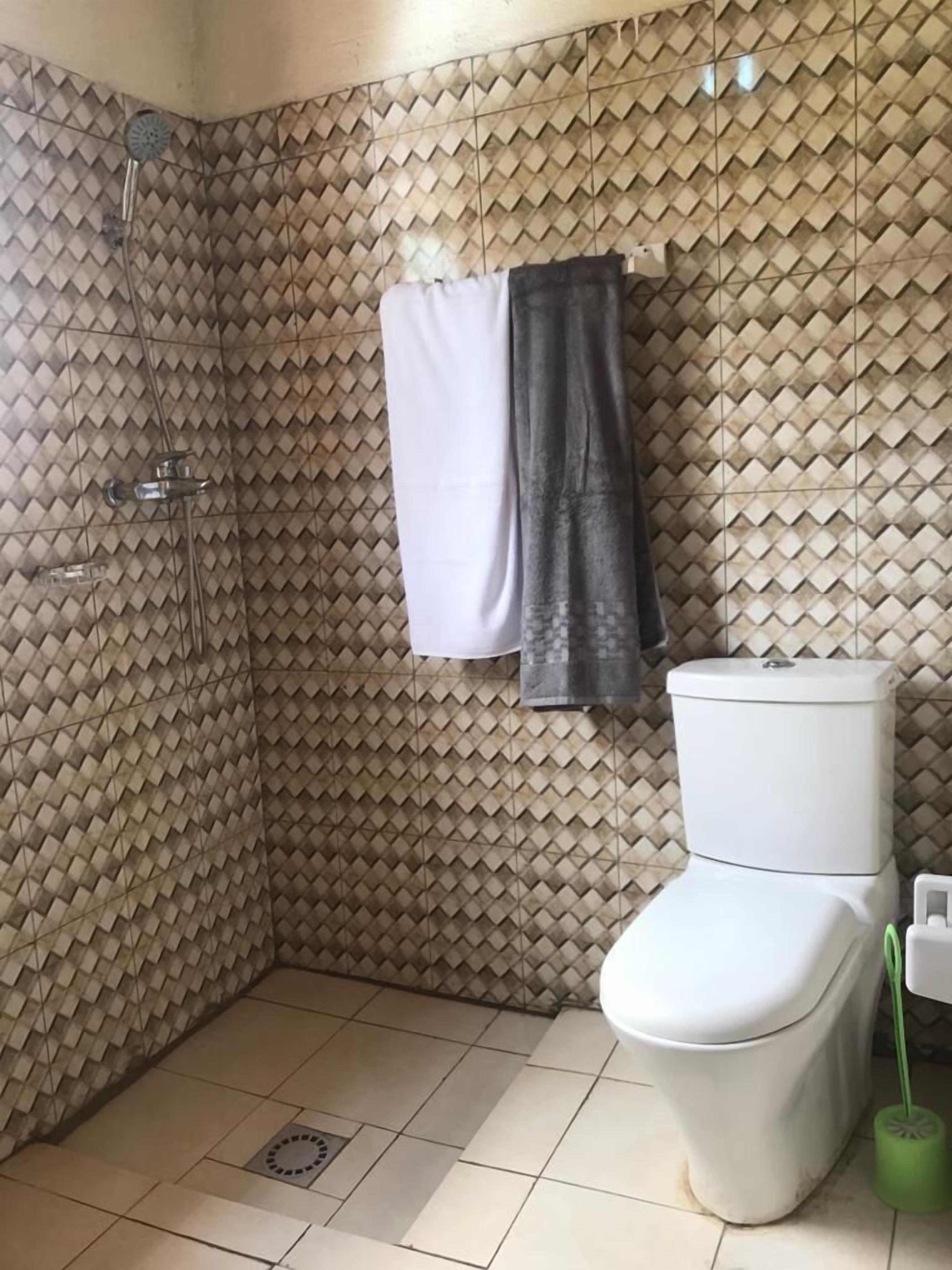 Shower, perlengkapan mandi gratis, handuk, dan sabun