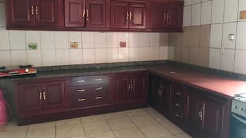 Horno, parrilla de estufa y utensilios de cocina