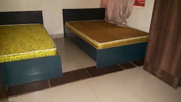 Deluxe Double or Twin Room | Desk, laptop workspace, iron/ironing board, free WiFi