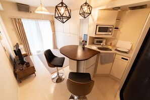 Fridge, microwave, stovetop, cookware/dishes/utensils - Conveniently located 600m from JR and Sapporo Subway Stations 1002 - La Parphe de Sapporo 1002 / Sapporo Hokkaidō (Sapporo)