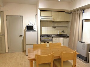 Jääkaappi, mikroaaltouuni, liesi, keittoastiat/astiat/ruokailuvälineet