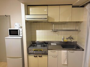 Kühlschrank, Mikrowelle, Herdplatte, Kochgeschirr/Geschirr/Besteck