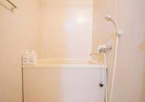 Kostenlose Toilettenartikel, Haartrockner, Handtücher