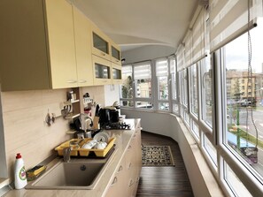 Refrigerador, microondas, cafetera y tetera y tetera eléctrica 