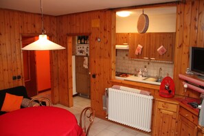 Full-sized fridge, microwave, oven, stovetop