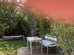 1 bedroom, individually decorated, individually furnished, desk