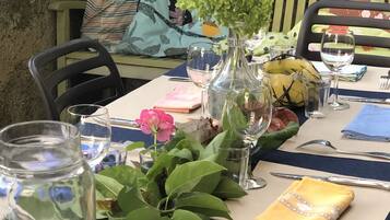 Déjeuner et dîner servis sur place