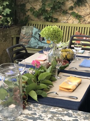 Lunch and dinner served