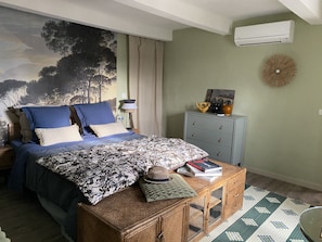 Quarto casal (La Pinède) | Individualmente decorados, individualmente mobiliados, escrivaninha