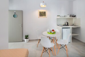 In-room safe, soundproofing, iron/ironing board, free WiFi - Olive Tree Suites (Santorini)