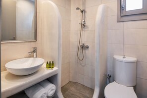 Shower, free toiletries, hair dryer, towels - Olive Tree Suites (Santorini)