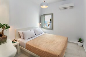 In-room safe, soundproofing, iron/ironing board, free WiFi - Olive Tree Suites (Santorini)
